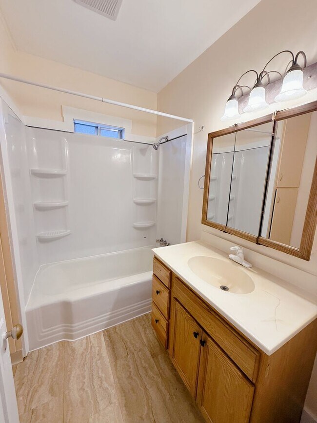 Building Photo - 2 & 4 Bedroom Apartments with Classic Charm & Bay View