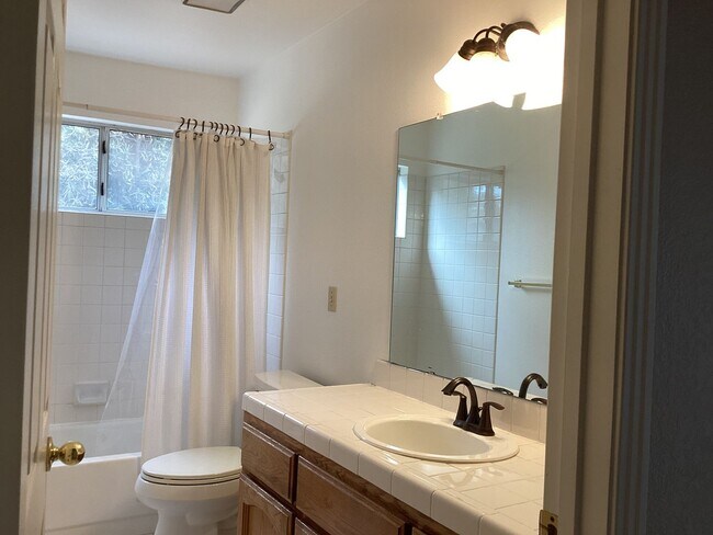 Building Photo - 9615 N Buttonwood Ct