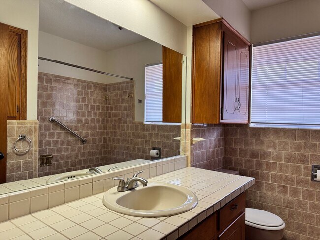 Building Photo - Lovely Brick Home in NW OKC near Lake Hefner