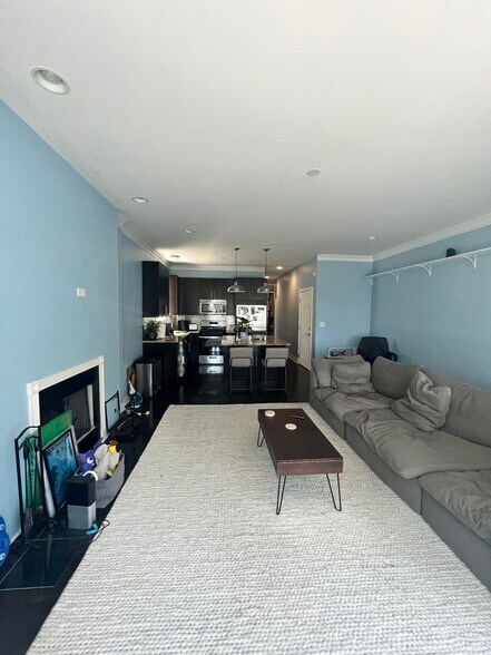 Building Photo - 3322 W Eastwood Ave