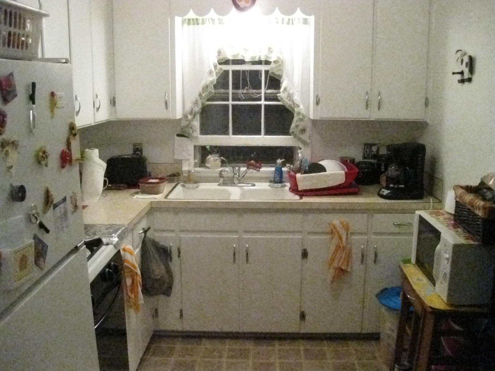 Warm and inviting kitchen - with area for eat in table - 1329 47th St