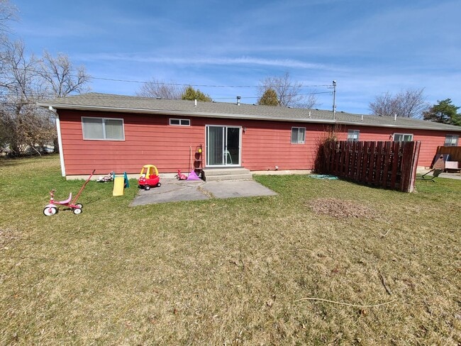Building Photo - 2824/26 Shan Dr. Duplex