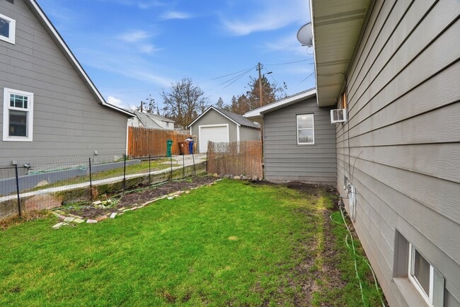 Building Photo - Spacious 3 Bedroom 1 Bath home in the Perry District!