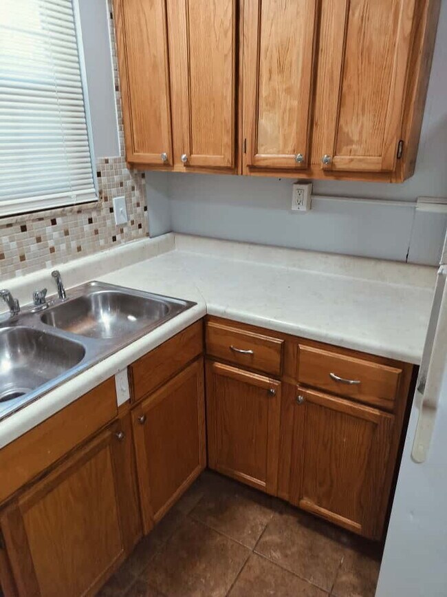 Building Photo - 2461 Duchess Dr