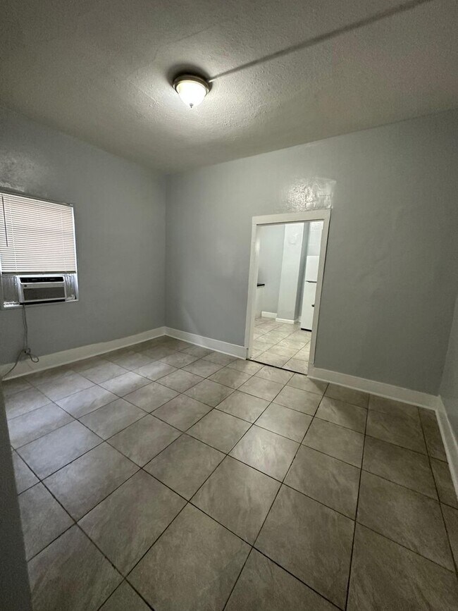 Building Photo - Fully Renovated 1/1 -Single Family  Ready to Move In!