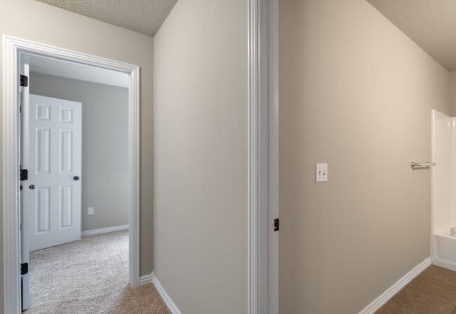 Building Photo - Siloam TownHome