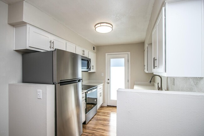 Building Photo - 402 S Beck Ave