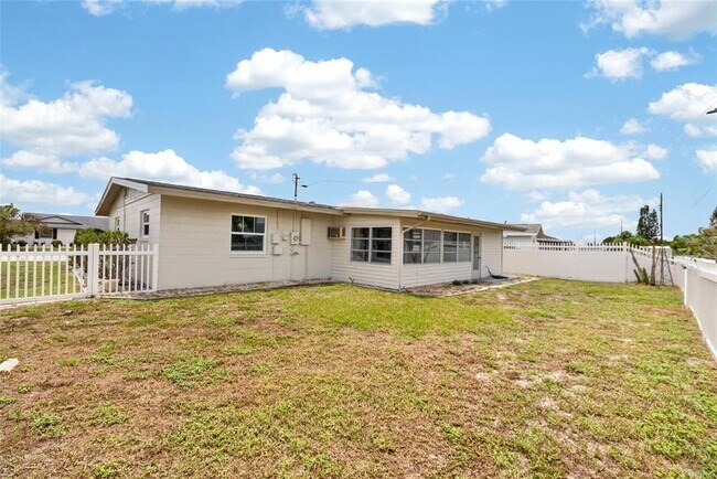 Building Photo - 705 Thunderbird Ave