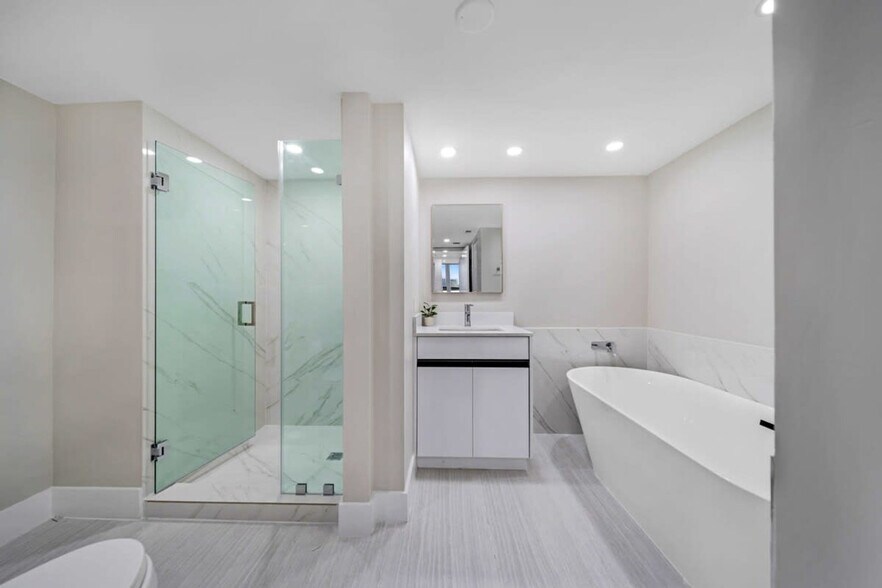 Building Photo - 1717 N Bayshore Dr