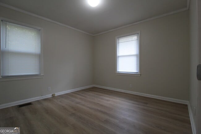 Building Photo - 504 N Ave NE