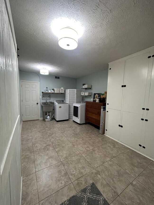 Building Photo - 7093 S Section Line Rd