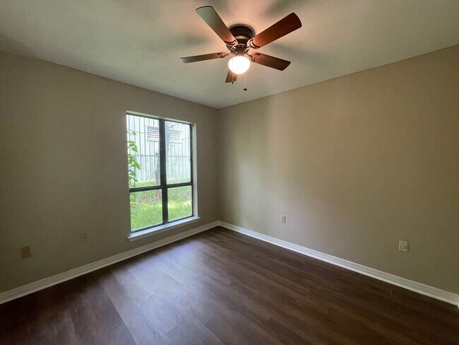 Building Photo - Townhouse: Old Jefferson