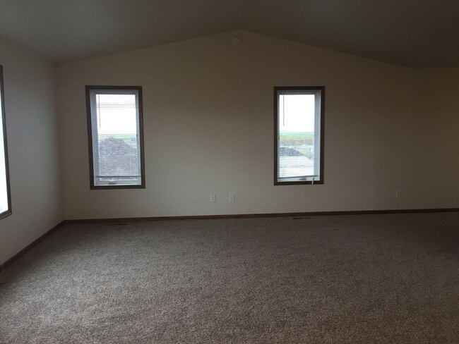 Building Photo - 3 Bed 2 Bath Single Family Home