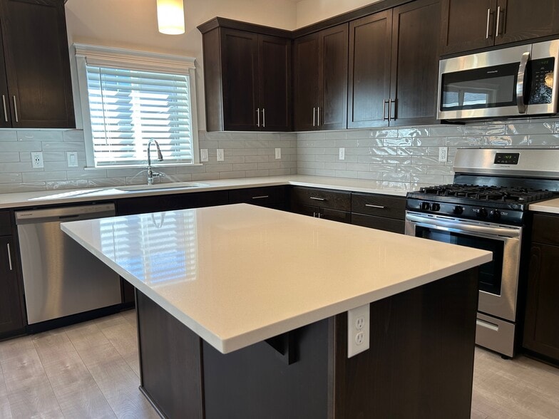 Building Photo - 4546 Sagecrest Dr NE