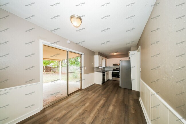 Building Photo - 430 W Juniper Dr