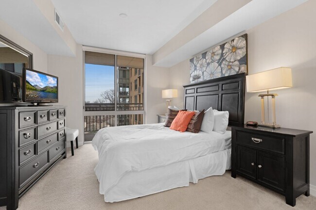 Building Photo - 3718 Midtown Dr