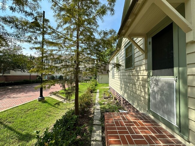 Building Photo - Beautiful 1 Bedroom Home Near Sorority Row!!!