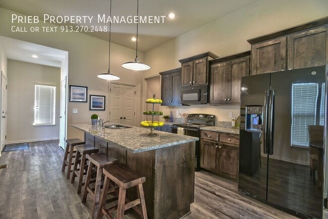 Building Photo - 443 W Apache St