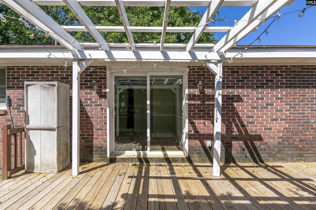 Building Photo - 941 E Ave