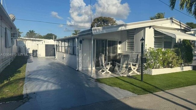 Building Photo - 219 W Lake Dr