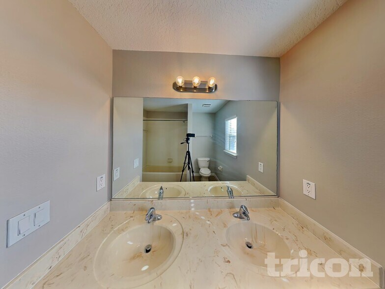 Building Photo - 1513 Lancashire Way