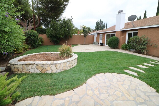 Building Photo - Charming home in West Hills adjacent neighborhood!