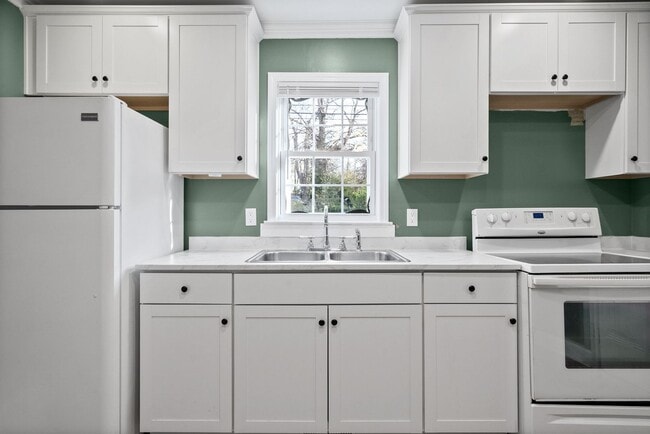 Building Photo - 2 Bedroom Pet Friendly Home For Rent Near Madison Street!