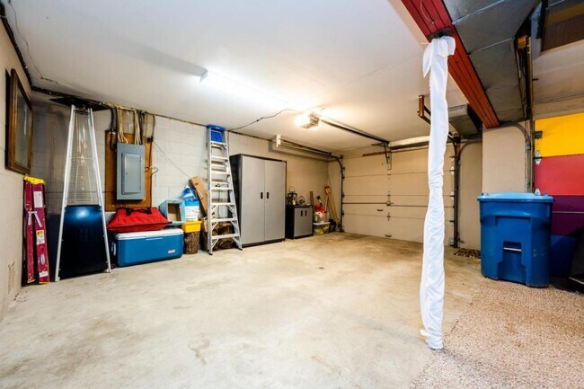 Building Photo - 9431 Dunewood Dr