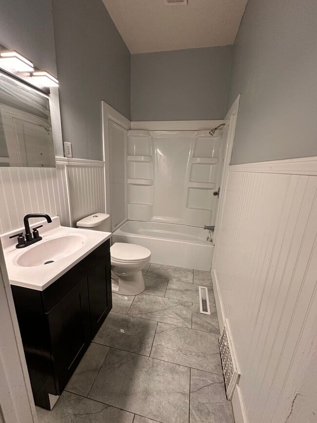 Building Photo - Newly Remodeled Home