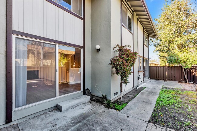 Building Photo - Fully Renovated, 4 Bedroom Townhome Availa...