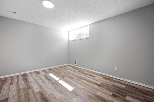 Building Photo - Renovated Basement level unit - West Linn, OR