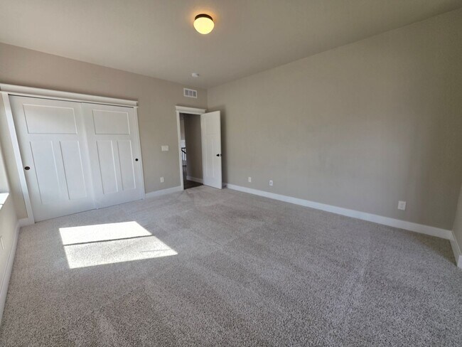 Building Photo - Spacious 5 Bed, 3 Bath Home in Desirable M...