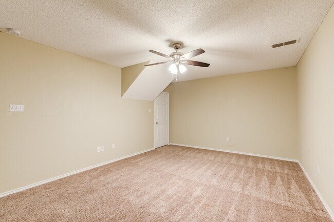 Building Photo - Conveniently located 2/2/2 with basement!!