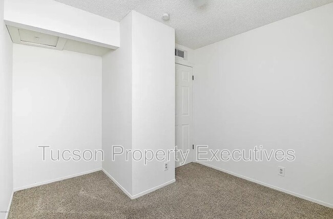 Building Photo - 902 E Elm St