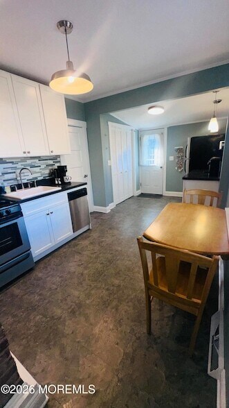 Building Photo - 402 Maple Dr