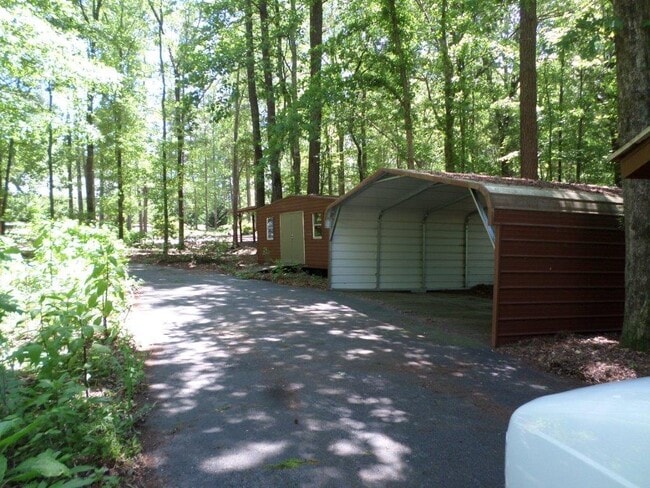 Building Photo - 170 Lake Dr