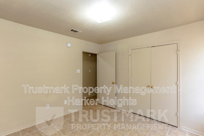 Building Photo - 932 Maplewood Dr