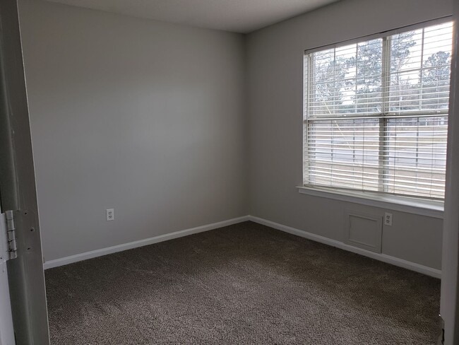 Building Photo - AVAILABLE NOW! (Pet Friendly)