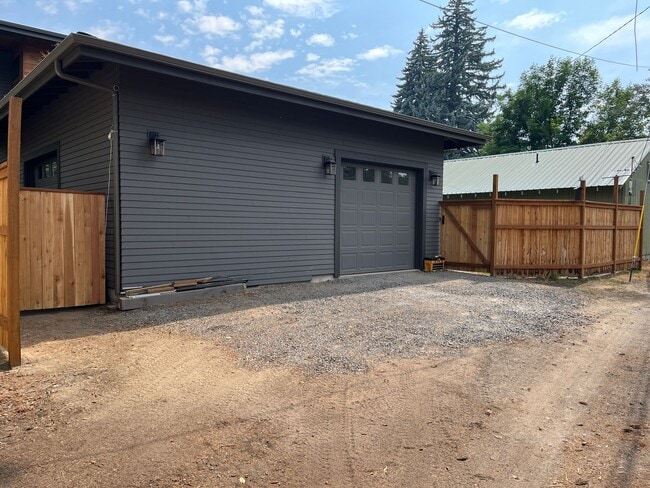 Building Photo - Charming Modern Home in the Heart of Bend