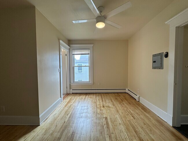 Building Photo - 205 Elm St