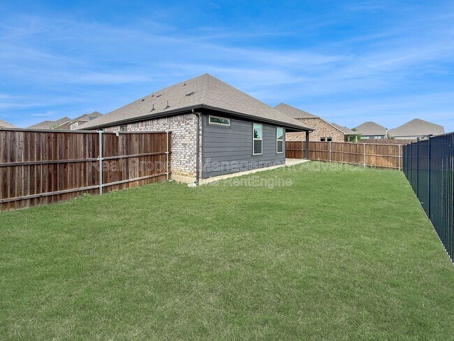 Building Photo - 579 White Water Dr