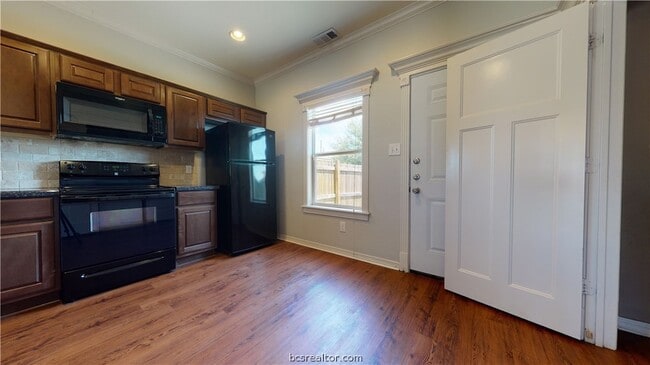 Building Photo - 2501 Horse Shoe Dr