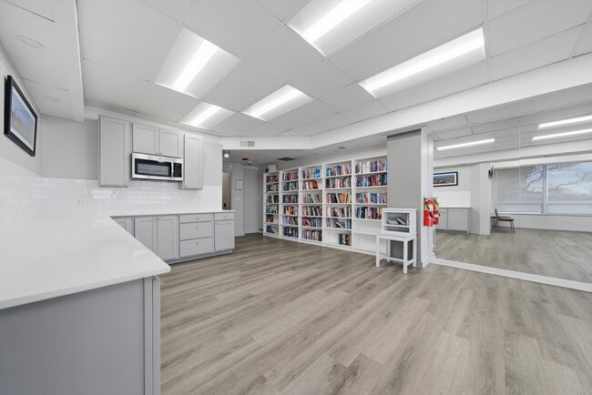 Building Photo - 6301 N Sheridan Rd