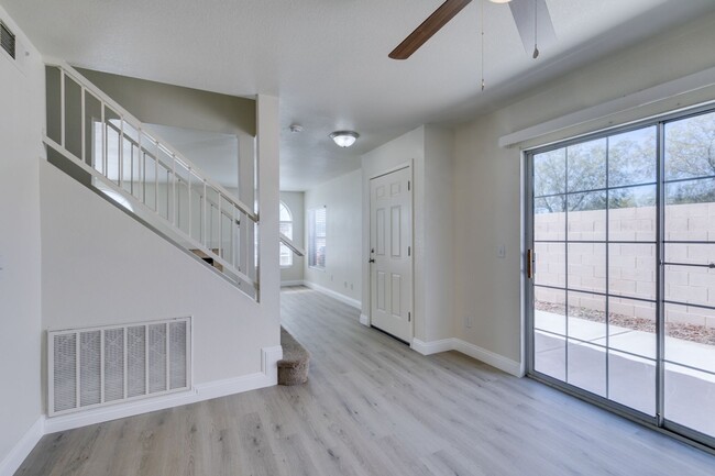 Building Photo - 3 Bedroom Townhouse with attached garage i...