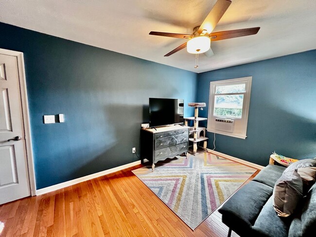 Building Photo - Beautiful End Unit Townhouse