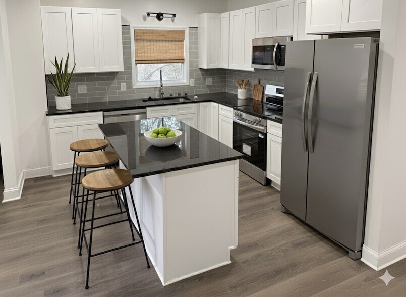 Building Photo - 2827 E 5th Ave