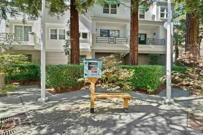 Building Photo - 445 Milan Dr