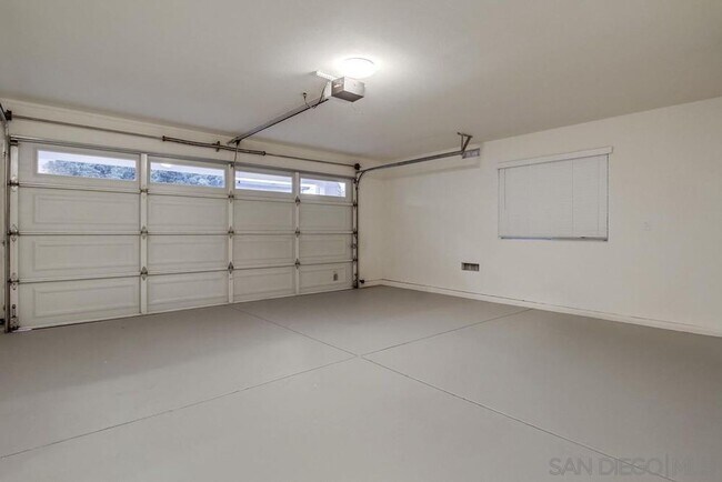 Building Photo - Modern Bungalow