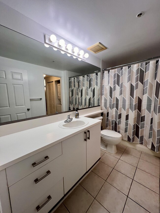 Building Photo - 630 S Sapodilla Ave