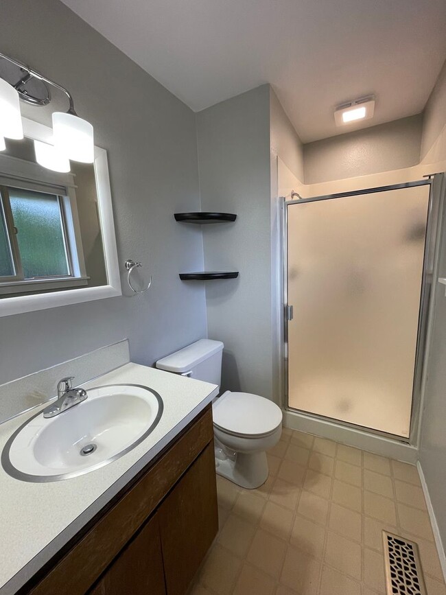 Building Photo - Convenient 3-Bedroom Home Near NAS Whidbey Island with Garage Parking